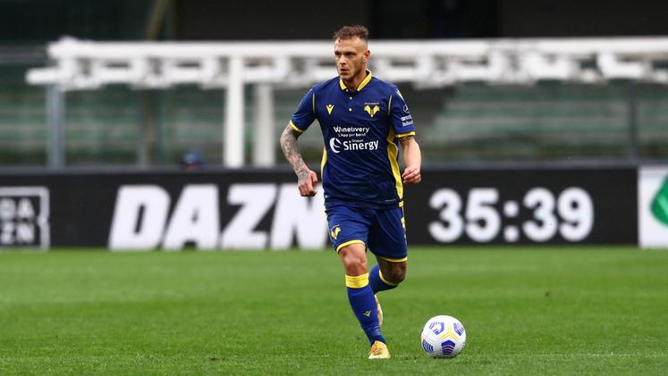 Dimarco durante Verona-Lazio e la pubblicità di Dazn (Fotoexpress)