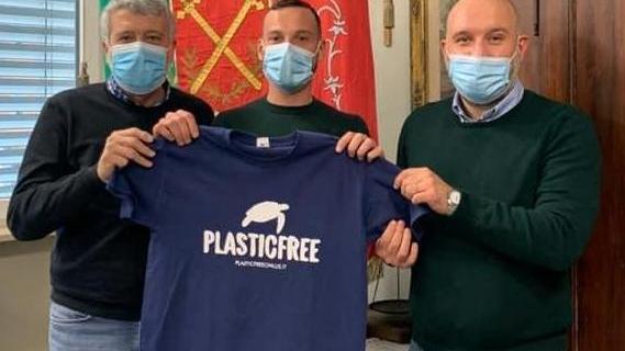 Il sindaco Marcello,  Dennis Rossetti di Plastic Free e Lovato e il vicesindaco Francesco Fasoli