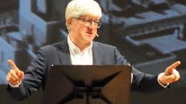 Beppe Severgnini durante uno spettacolo al Teatro Filarmonico