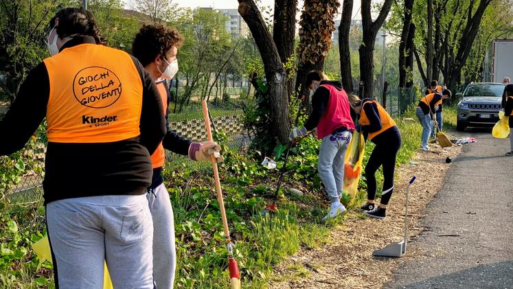 Studenti dell'Aleardi puliscono il quartiere (Bazzanella)