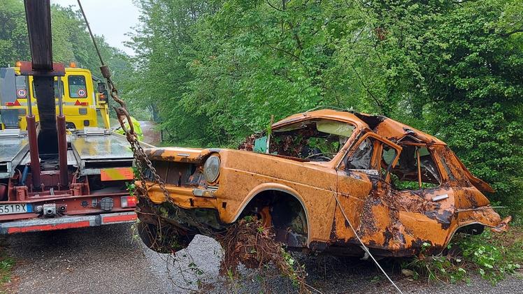 Ecco la Simca 1100 ritrovata: è stata recuperata in un bosco, in località Bisse di Pesina