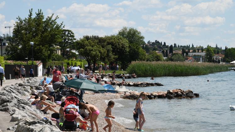 Turisti affollano le spiagge del lago di Garda, Bardolino (Pecora)