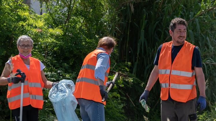 Volontari mentre ripuliscono il territorio di Ca’ degli Oppi