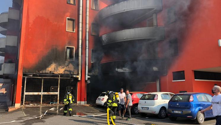 Incendio a Villafranca (foto Vincenzi)