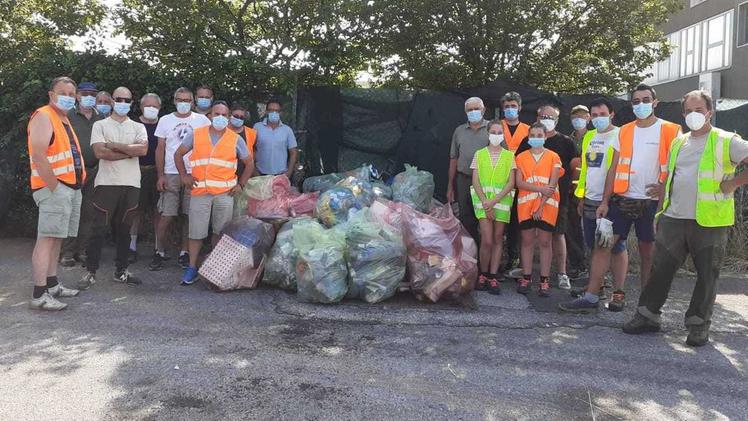 I cacciatori con i sacchi di rifiuti raccolti