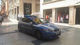 Volante della polizia in via Mazzini