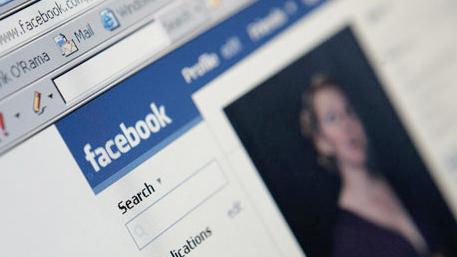 Un uomo ha creato centinaia di profili Facebook fittizi per molestare una prostituta