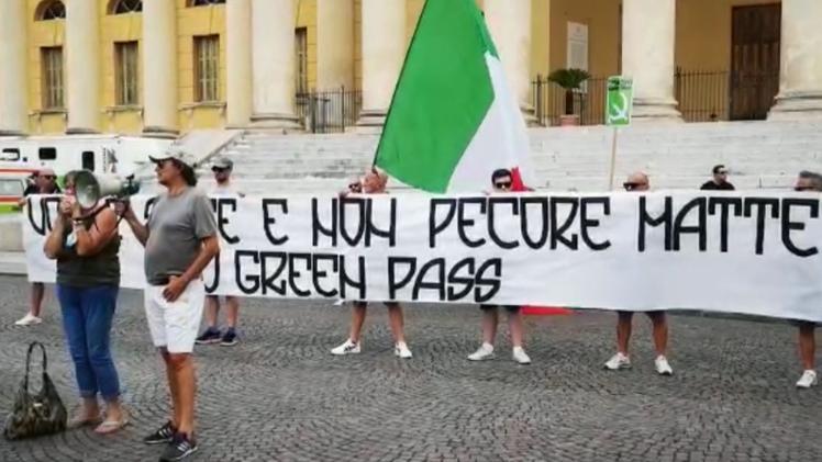 Manifestazione no-green pass in piazza Bra