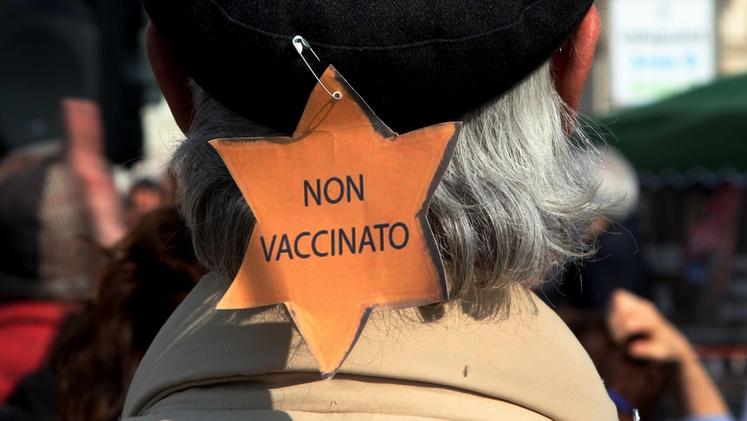 Un no-vax in piazza