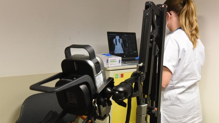 L’apparecchiatura portatile per eseguire radiografie senza portare gli anziani in ospedale  DIENNEFOTO