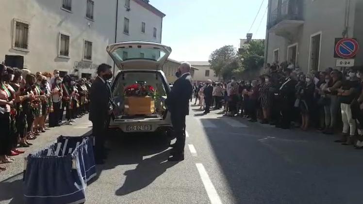 Il funerale di Chiara Ugolini: centinaia di persone in piazza