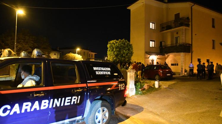 La scena del delitto. L’intervento dei carabinieri a Calmasino dopo l’omicidio di Chiara FOTO PECORA