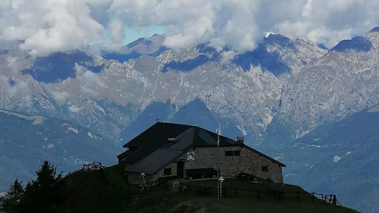 San Glisente in ombra, un balcone verso le Alpi Orobie (Mafrici)