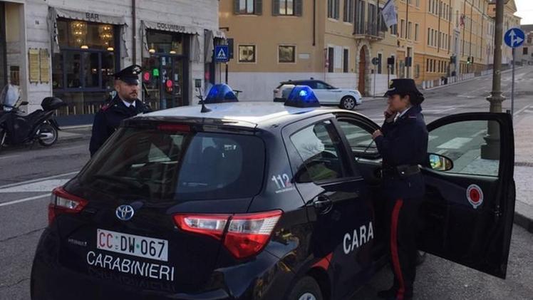 I carabinieri in piazza Cittadella, a Verona, dove è avvenuta l'aggressione