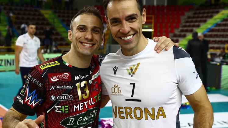 Verona Volley celebrates a point in the match at AgsmForum against Perugia FOTOEXPRESS Rapha, on the right, with Massimo Colaci, another “ever greem of the season