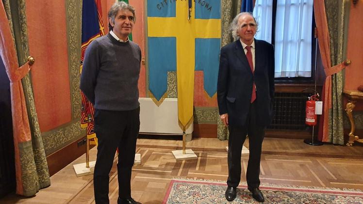 Vittorino Andreoli (a destra) con il sindaco in Sala Arazzi