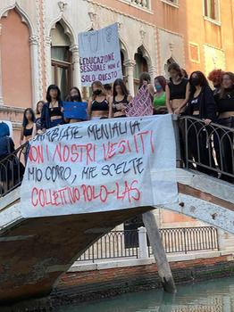 La protesta delle studentesse a Venezia per il top vietato