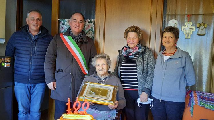 La centenaria Maria Mettifogo con sindaco, vicesindaco e due figlie