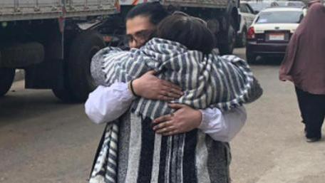 Patrick Zaki abbraccia la madre all'uscita dal carcere