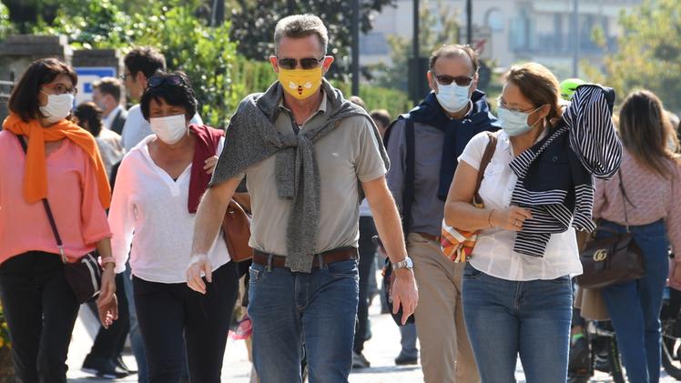 I turisti con la mascherina a Lazise