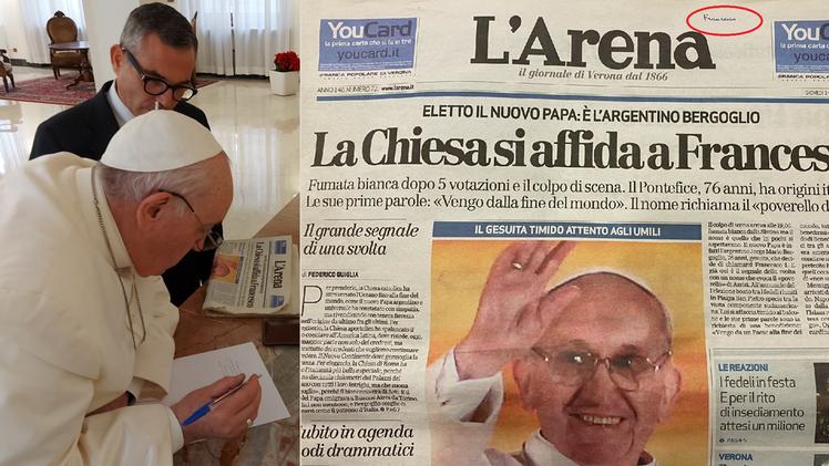 A sinistra Papa Francesco mentre scrive il messaggio ai veronesi e il direttore de L’Arena Massimo Mamoli. A destra la firma del Papa sulla copia de L'Arena dedicata alla sua elezione nel 2013