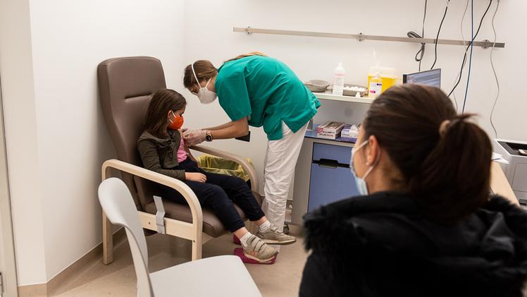 Molti i genitori arrivati con i bimbi a Borgo Trento per la nuova formula notturna delle vaccinazioni FOTO MARCHIORI