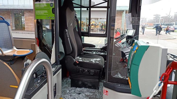 L'autobus con il vetro infranto