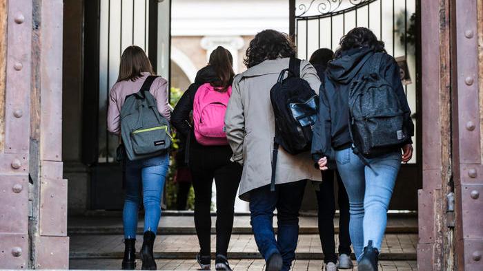 Studenti entrano a scuola. Il governo ha ribadito il rientro in classe il 10 gennaio