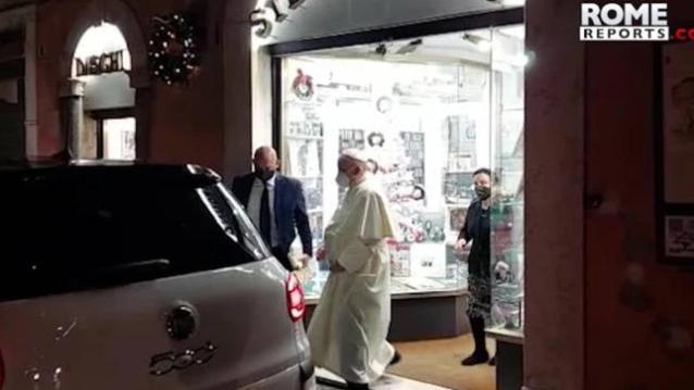 Il Papa esce dal negozio