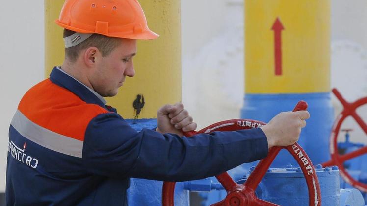 Gasdotto Un lavoratore controlla l’impianto nel più importante gasdotto in Ucraina 