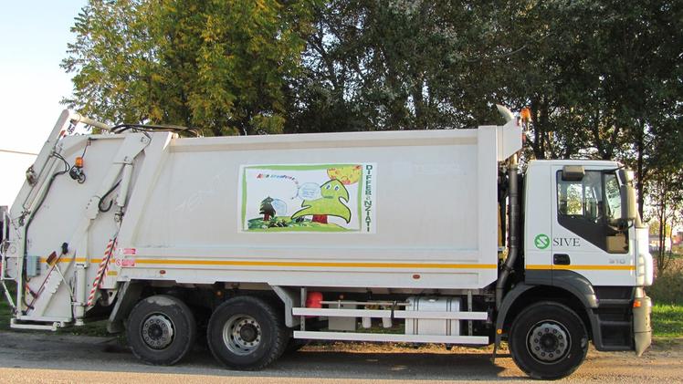 Uno dei 70 camion per la raccolta dei rifiuti in dotazione a Sive