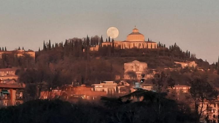 La luna piena sopra Castel San Pietro (foto Bazzanella)