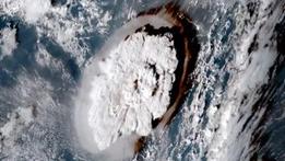 L'onda dello tsunami a Tonga dovuto all'eruzione del vulcano sottomarino Hunga Tonga-Hunga Hàapa