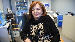 Gabriella Micheletti, parrucchiera a Pesina: depone le forbici dopo 57 anni (foto Pecora)