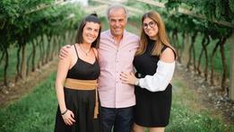Fulvio Benazzoli con le figlie Claudia e Giulia