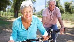 Anziani in bicicletta