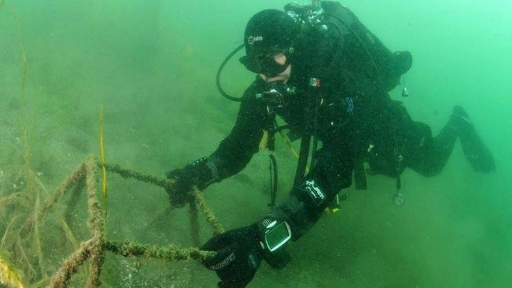 Un subacqueo  durante un’immersione nel lago di Garda