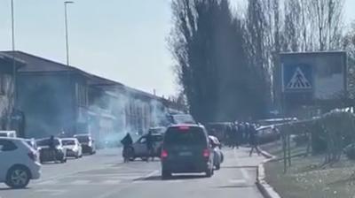 Tifosi napoletani scesi dalle auto in lungadige Galtarossa, la Polizia ha evitato lo scontro con i veronesi