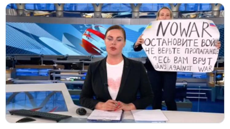 L'attivista russa nel blitz durante una diretta