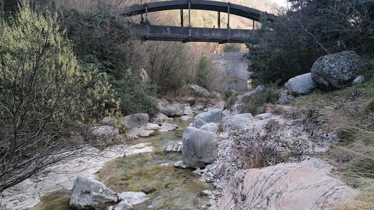 Il torrente Toscolano all'altezza dell'antica condotta industriale sopra Luseti (Mafrici)