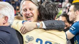 Il presidente Stefano Fanini abbraccia Federico Bonami dopo la partita (fotoExpress Zattarin)