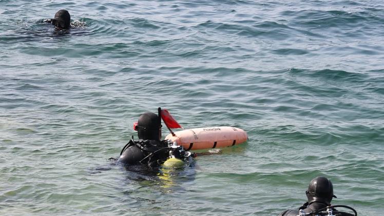 Il divieto Subacquei durante un’immersione nel Garda: immergersi a Torri è vietato fino a fine giugno 