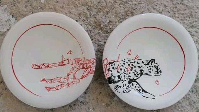 Arte Piatti di ceramica con un ghepardo disegnato su due pezziGrafica Un’altra interessante grafica su ceramiche
