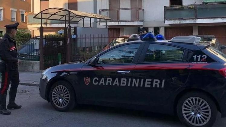 Il tentato omicidio I carabinieri davanti alla casa della vittima