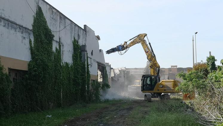 Demolizione degli edifici dell'ex Falco (foto Dienne)