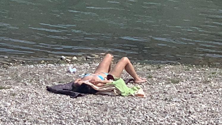 C’è chi cerca refrigerio anche in riva all’Adige