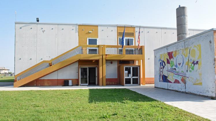 La scuola media «Simoni» di Albaredo (Diennefoto)