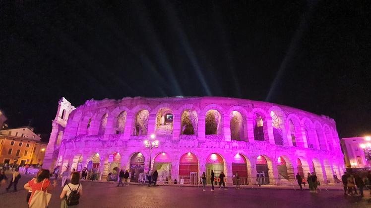 L'Arena illuminata di rosa
