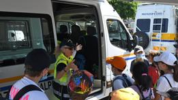 I Vigili del fuoco  e le scolaresche a Cerro: una «lezione» di presa di coscienza dei soccorsi FOTO PECORAAllievi delle scuole imparano come è fatta un’ambulanza