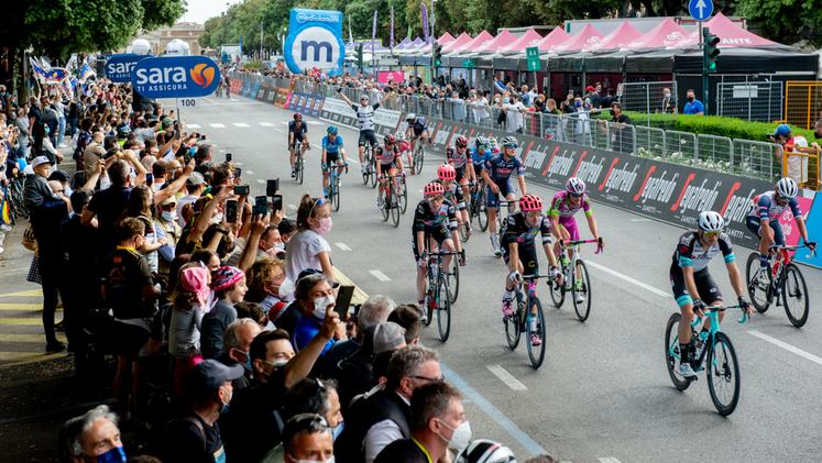 Il Giro d'Italia in corso Porta Nuova, durante l'edizione dello scorso anno